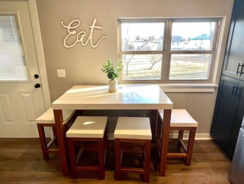 Eat-in dining table