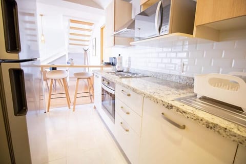 Elegant, fully equipped kitchen