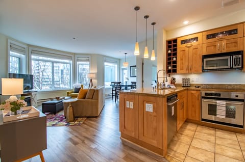 Private kitchen | Fridge, microwave, oven, stovetop