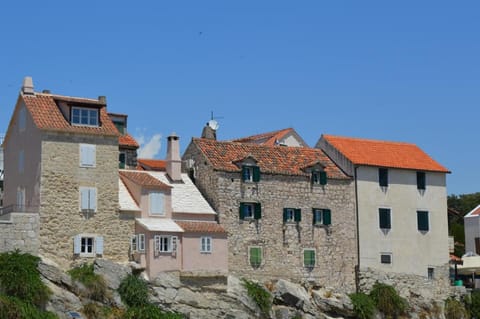 Town/city in general. PICTURESQUE HOUSES ON THE SOLURAT - 1.8 km away