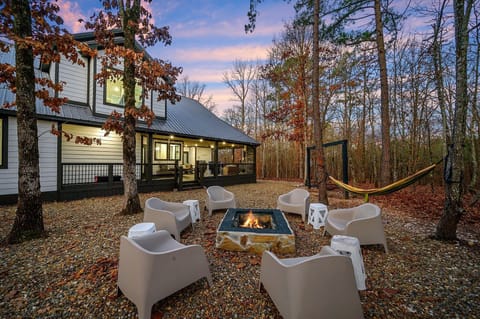 Outdoor Lounge: Relax by the fire pit as sunset colors dance in the sky! Perfect for stargazing!