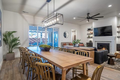 Mealtime is a breeze at this 16-person dining table!