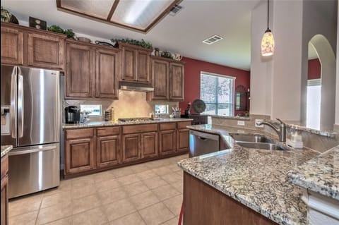 Private kitchen | Fridge, microwave, oven, stovetop