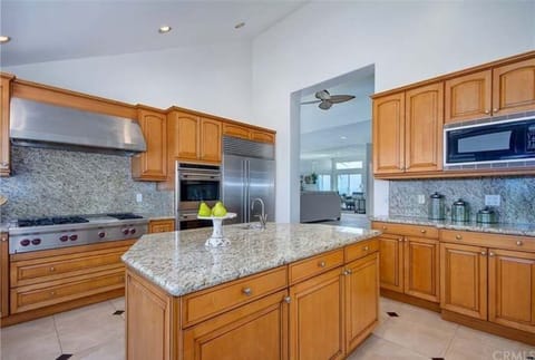 Kitchen island ad views to family room..