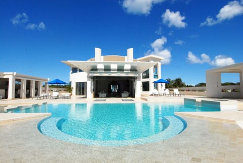 Pool | An infinity pool