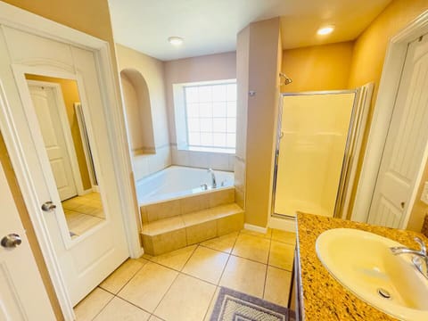 Combined shower/tub, jetted tub, hair dryer, towels