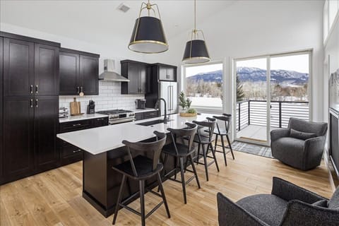 Private kitchen | Fridge, microwave, oven, stovetop