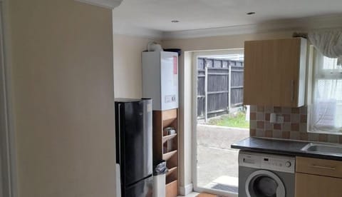 Parkside Studio with Large Kitchen - 20 min Luton Airport and Private Shuttle House in Luton