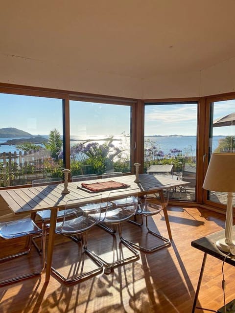 Stay in an exclusive villa in Trébeurden, located on Pors Termen Beach. Panoramic sea view, 4 bedrooms for 8 guests, direct beach access, terraces, enclosed garden, and private concierge service. Absolute tranquility.