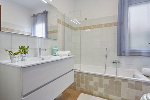 Combined shower/tub, hair dryer, bidet, towels