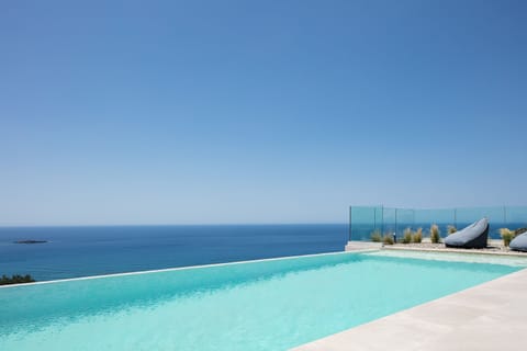 Nestled on the south coast of the island of Crete, Villa Krystallon East offers amazing sea views
