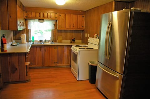 Full-size fridge, microwave, oven, stovetop