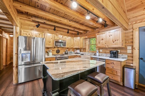 Private kitchen | Fridge, microwave, oven, stovetop