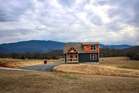 TREMENDOUS MOUNTAIN VIEWS from the valley!

