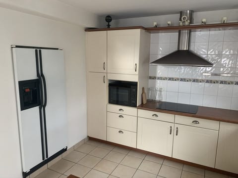 Microwave, oven, dishwasher, coffee/tea maker