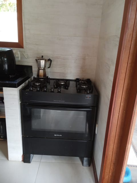 Fridge, oven, stovetop, electric kettle