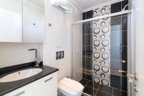 Combined shower/tub, towels