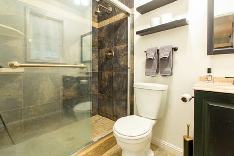 Combined shower/tub, jetted tub, hair dryer, towels