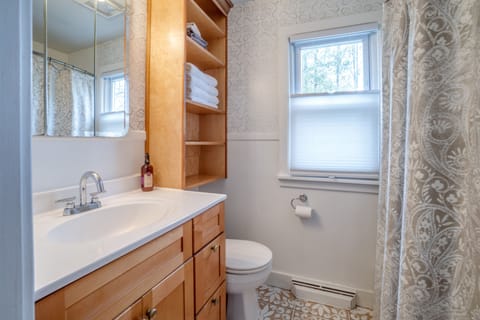 Combined shower/tub, towels, toilet paper