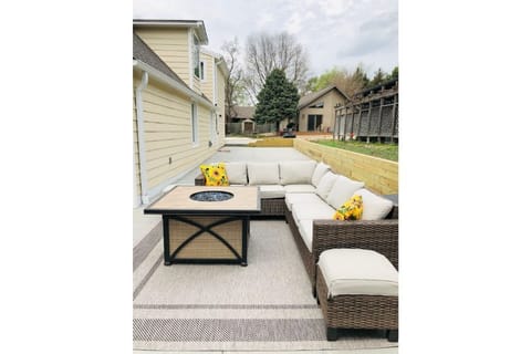 The Cardinal House, Yankton SD -Great Location Lewis & Clark Lake Rec