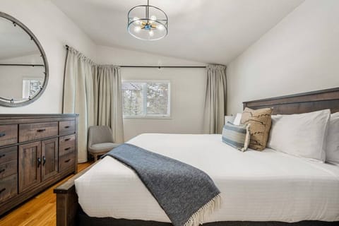 5 bedrooms, premium bedding, desk, travel crib