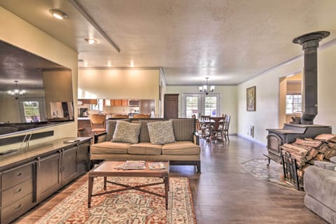 La Center Vacation Rental | 7BR | 3.5BA | Step-Free Access | 4,079 Sq Ft