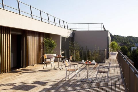 Soak up the sun on your 68m2 terrasse. 