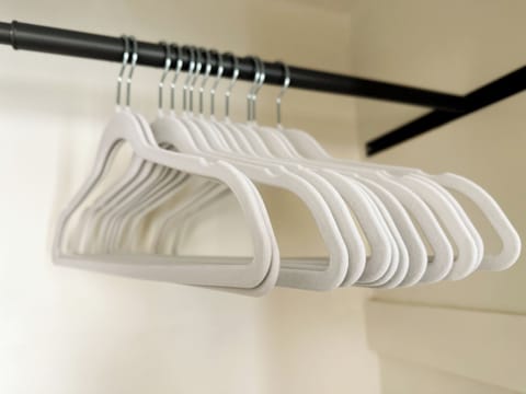 Stylish non-slip velvet hangers.