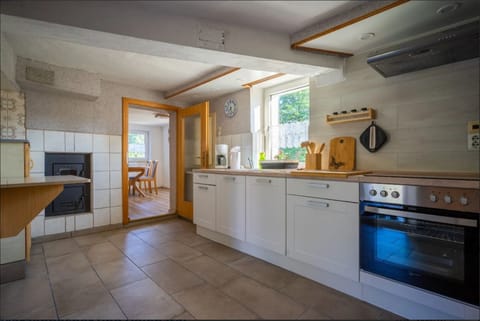 Fridge, oven, stovetop, coffee/tea maker