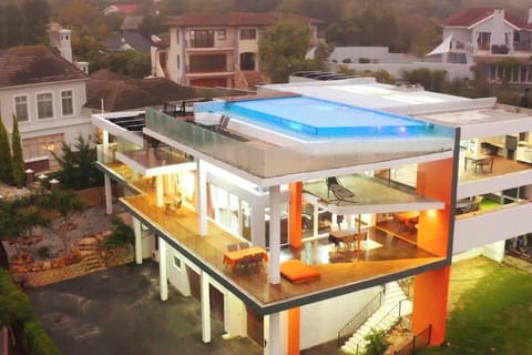 A very large, comfortable and modern villa. You, your family and your friends will have lots of options to enjoy the facilities, whether a swim in the rooftop pool, a yoga session in the gym, breakfast at the breakfast bar or more. Enjoy...