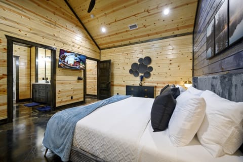 Everything you need for comfort—plenty of space, baby gear on hand, and a bathroom that’s built for ease.