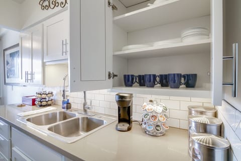 Wake up to the aroma of freshly brewed coffee with this coffee make.