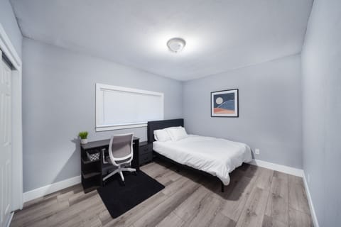 3 bedrooms, desk, WiFi, bed sheets