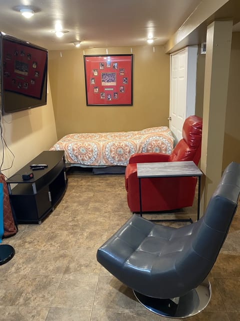 Downstairs common area - Twin bed 