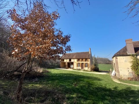 Gîte à gauche et maison de Mathieu à droite.