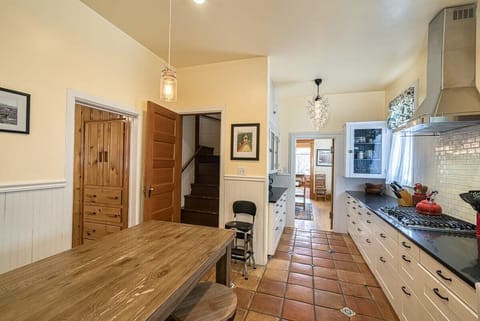 Kitchen & Breakfast Table