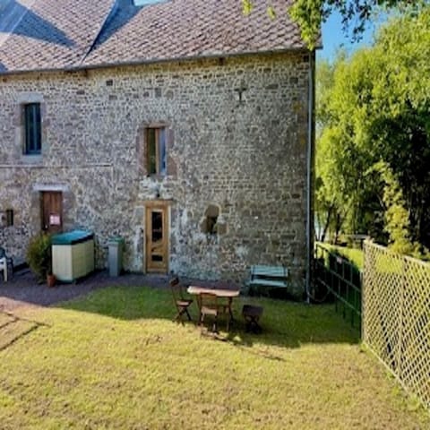 garden view of the front of the
cottage
