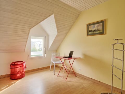 Building, Furniture, Table, Wood, Flooring, Comfort, Hall, Chair, Floor, Shade