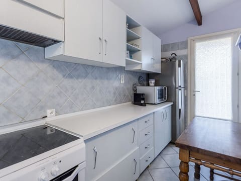 Cabinetry, Countertop, Property, Furniture, Drawer, Kitchen, Wood, Interior Design, Building