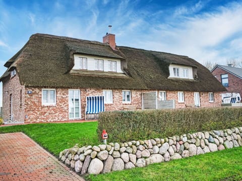 Apartment, Residential Area, Condominium, Commercial Building, Mixed-Use, Parking, Family Car, Balcony, Brutalist Architecture