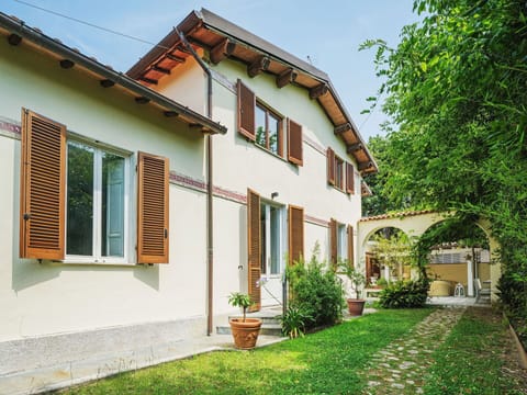 Plant, Building, Property, Window, Sky, House, Land Lot, Grass, Tree