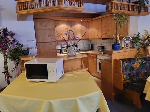 Table, Plant, Property, Furniture, Houseplant, Flowerpot, Interior Design, Cabinetry, Flower, Wood