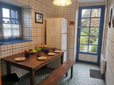 Table, Furniture, Property, Window, Building, Wood, Interior Design, Lighting, Floor, Flooring