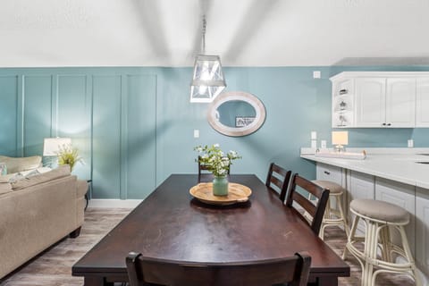 The dining area with 6 seats and 2 additional spots at the kitchen counter offers plenty of space!