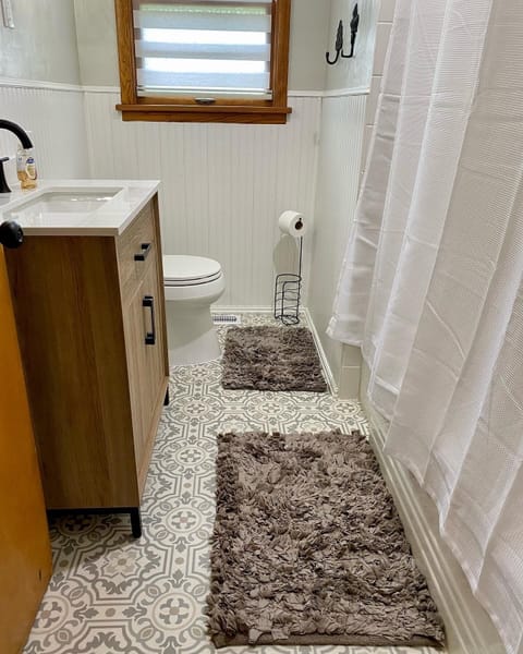 Combined shower/tub, hair dryer, towels, soap