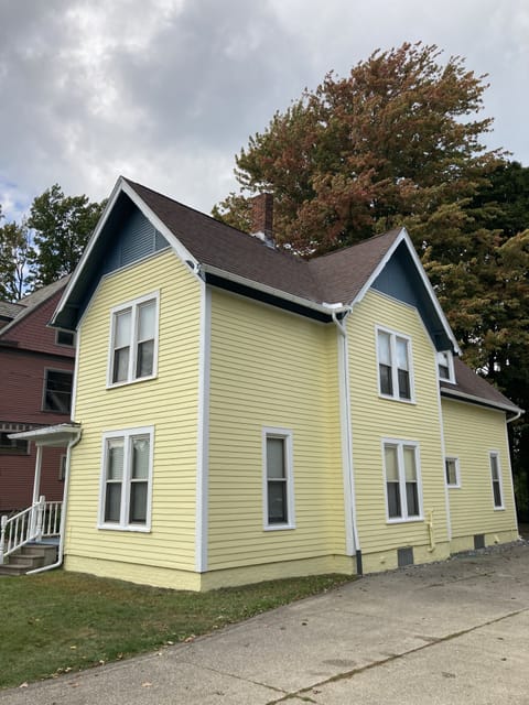 The driveway can accommodate up to 6 vehicles