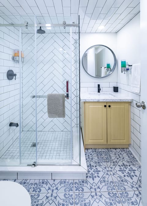 Combined shower/tub, hair dryer, towels, soap