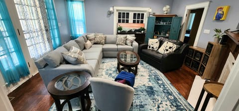 Living Room
Pull-Out Love seat