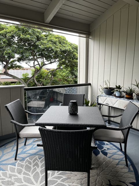Outdoor dining on private lanai