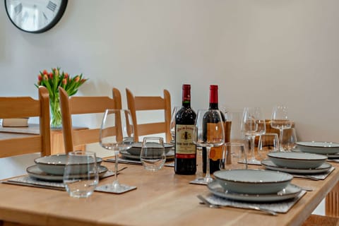 Cedar Cottage Kitchen - StayCotswold